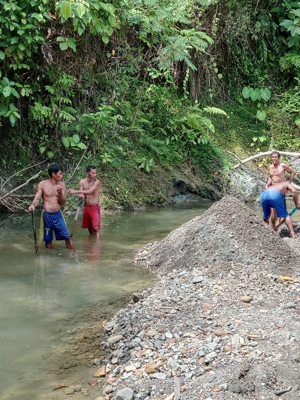 Sumber Daya Alam yang ada di Desa Kuala Baru Meliputi Bahan Material Bangunan Berupa Pasir